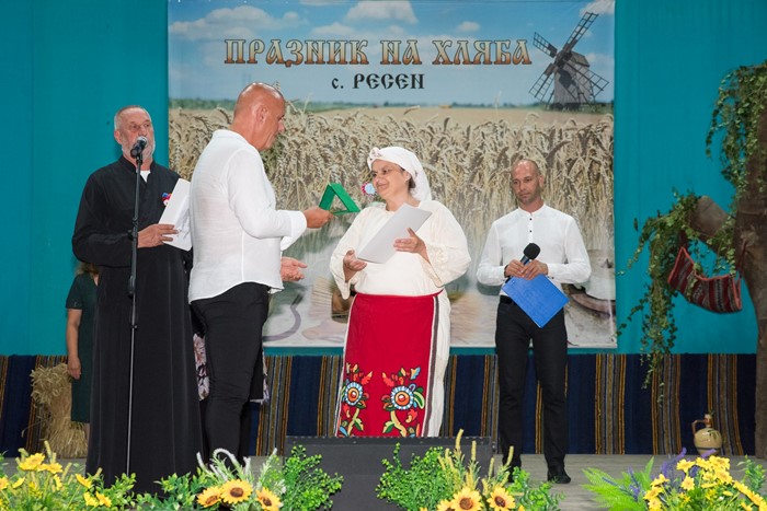 praznik-na-hlyaba-v-selo-resen-s-maistorkata-na-narodnite-hudozhestveni-zanayati-inzh-tzveti-terzieva